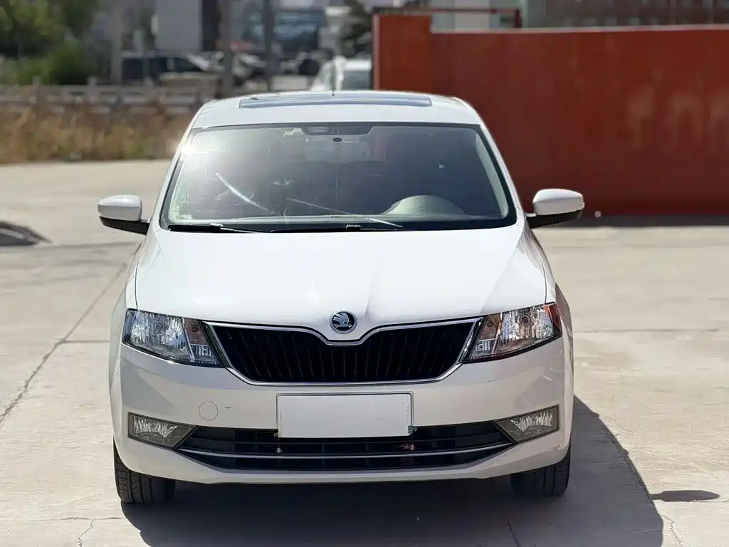 Skoda Rapid Spaceback — фото 2