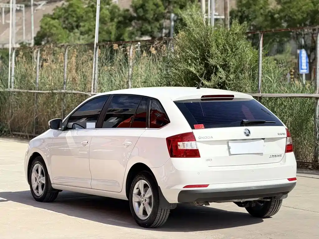Skoda Rapid Spaceback — фото 8