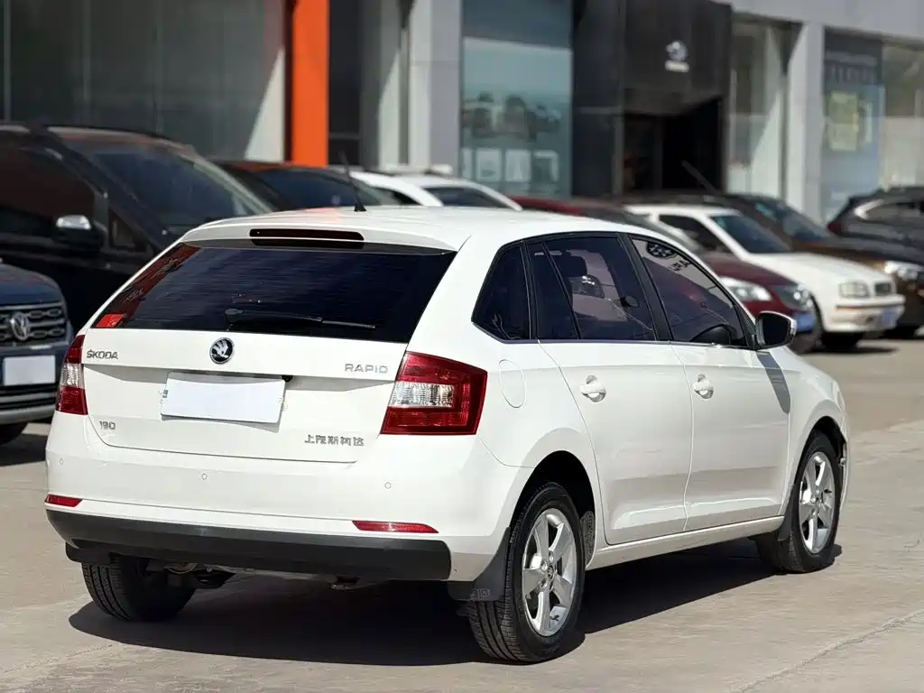 Skoda Rapid Spaceback — фото 9