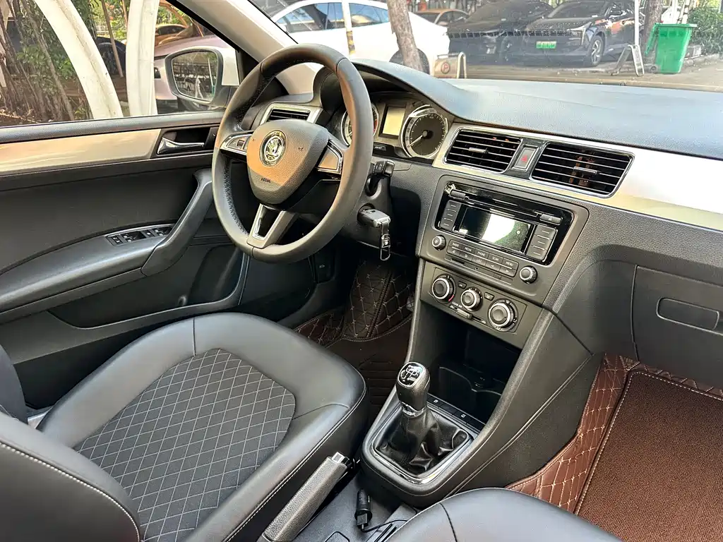 Skoda Rapid — фото 18