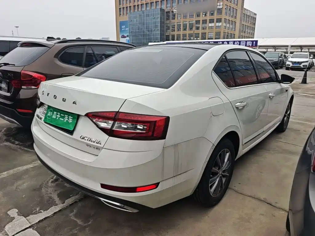 Skoda Octavia — фото 7