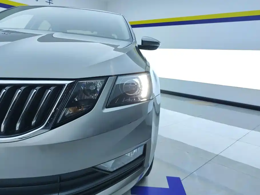 Skoda Octavia — фото 5