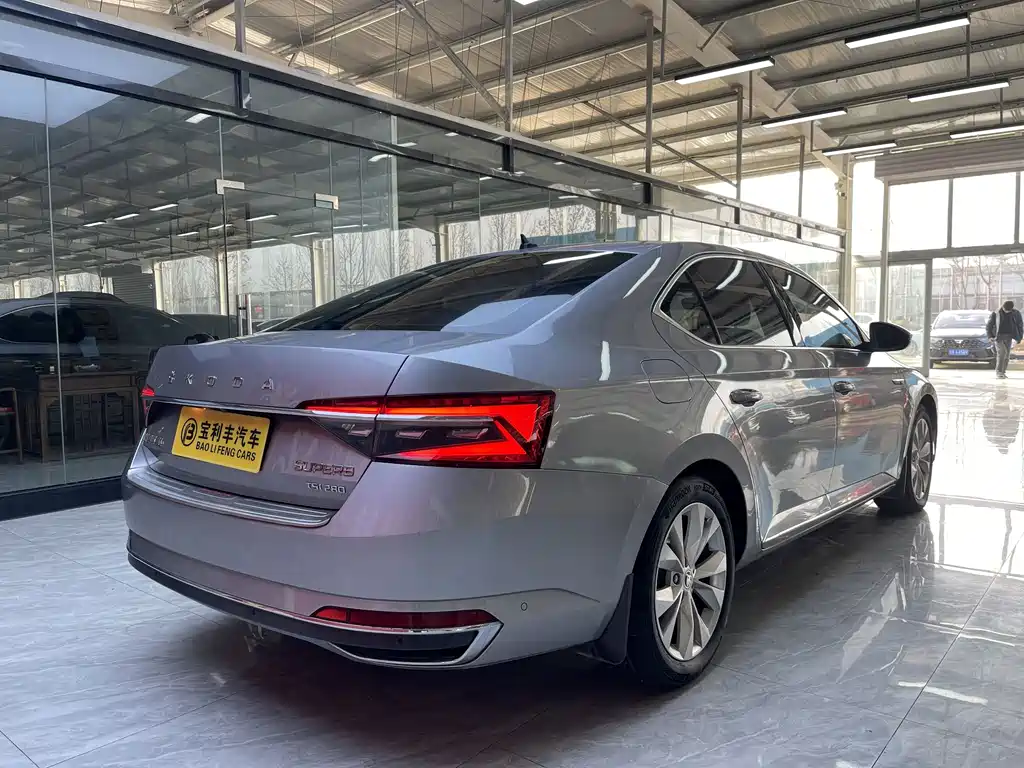 Skoda Superb — фото 8