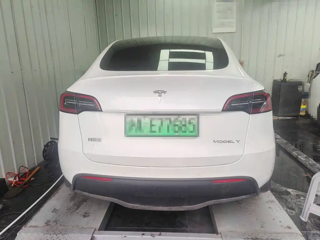Tesla Model Y — фото 10