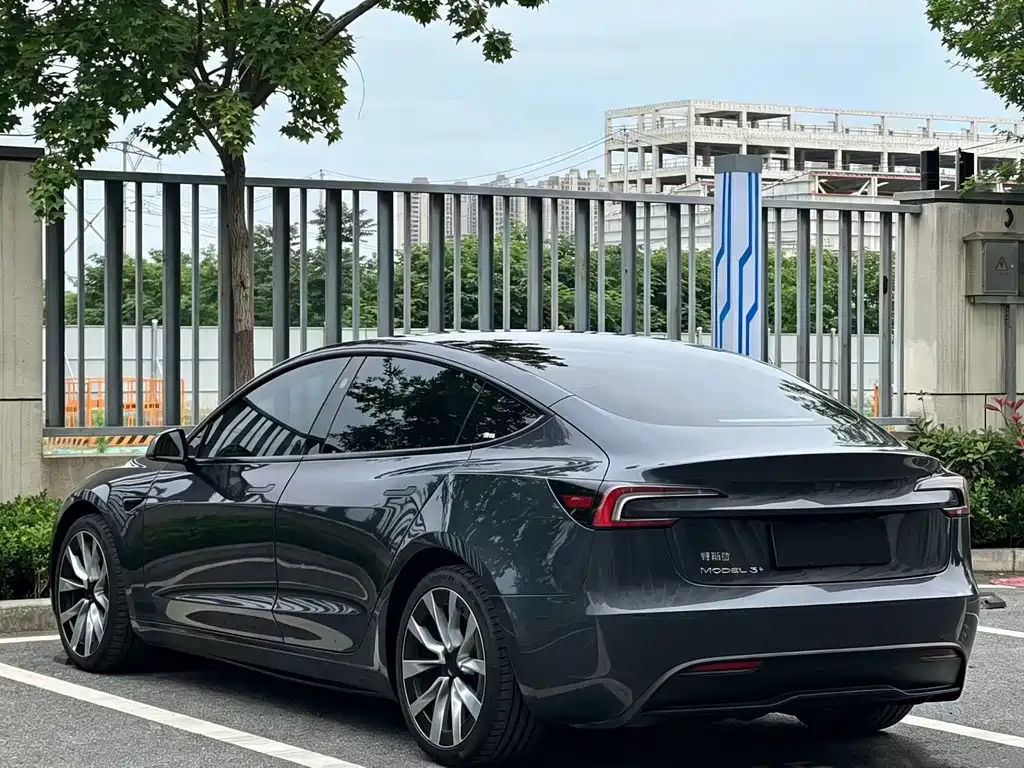 Tesla Model 3 — фото 14
