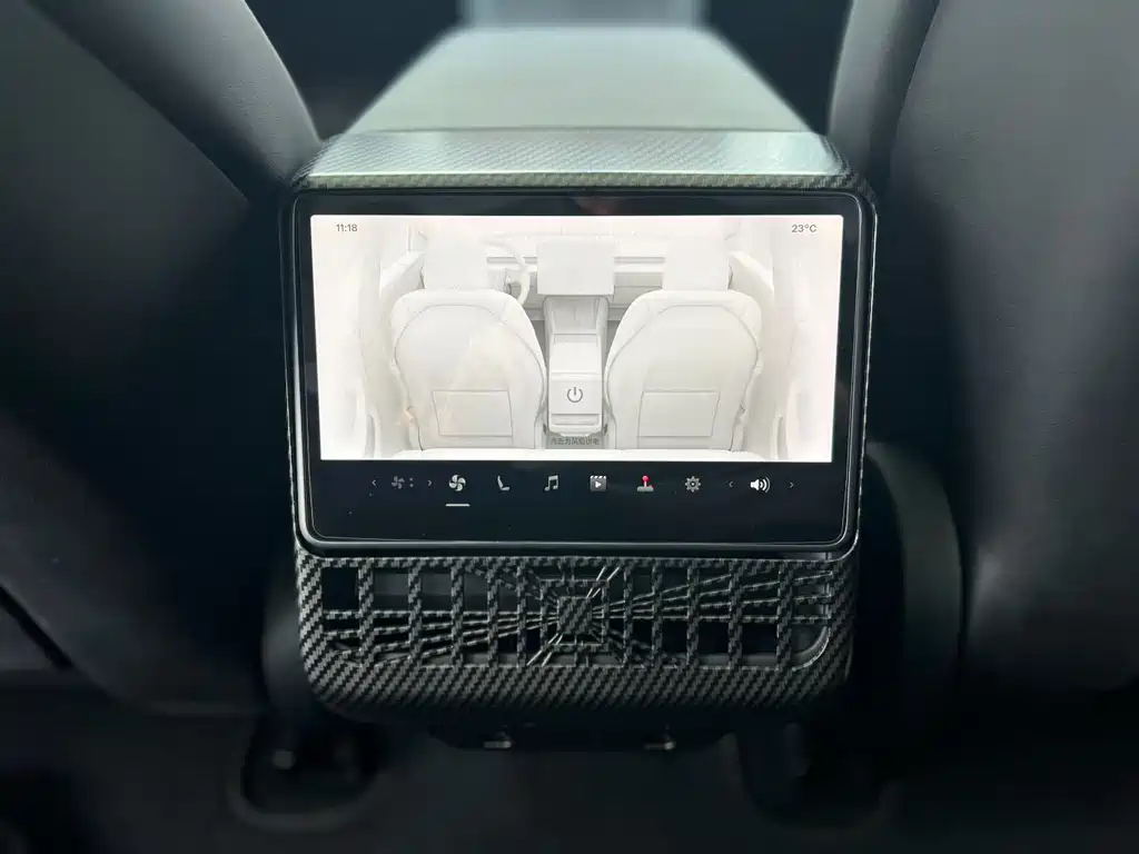 Tesla Model 3 — фото 8