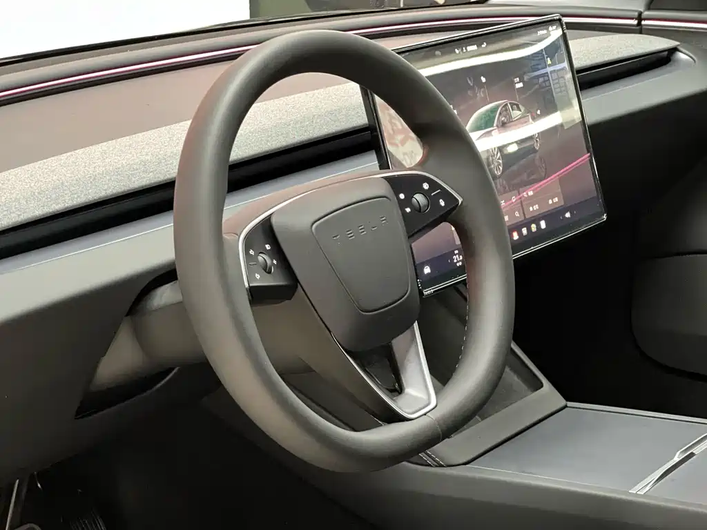 Tesla Model 3 — фото 7