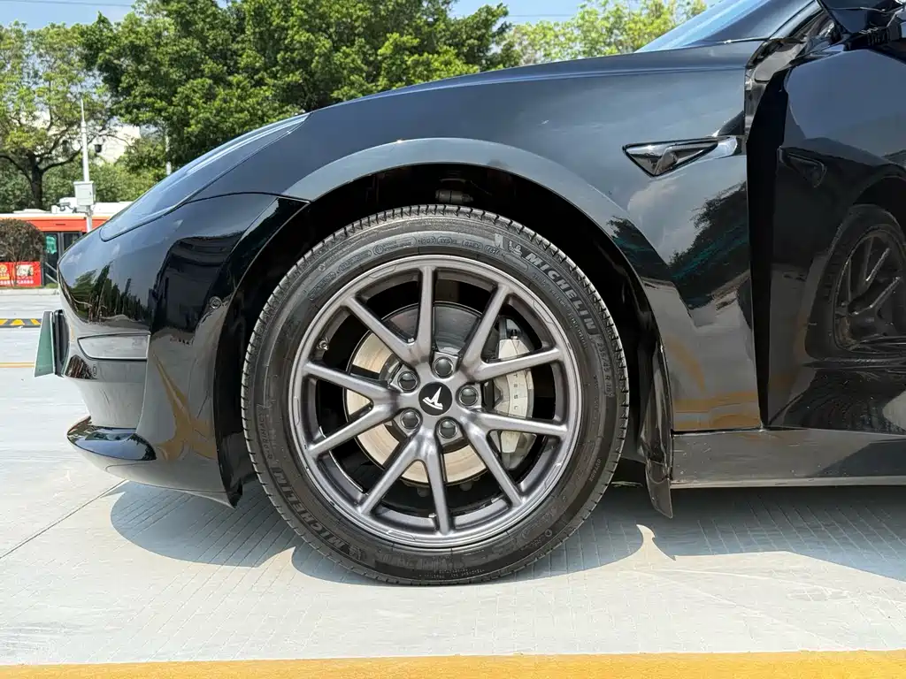 Tesla Model 3 — фото 10