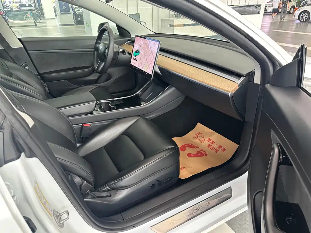 Tesla Model 3 — фото 11