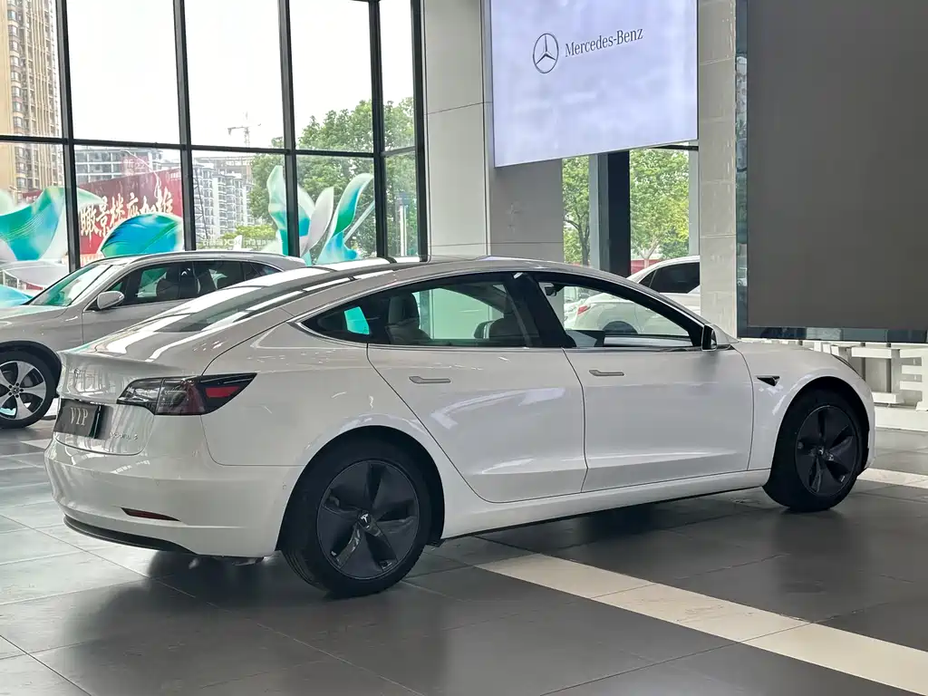 Tesla Model 3 — фото 4