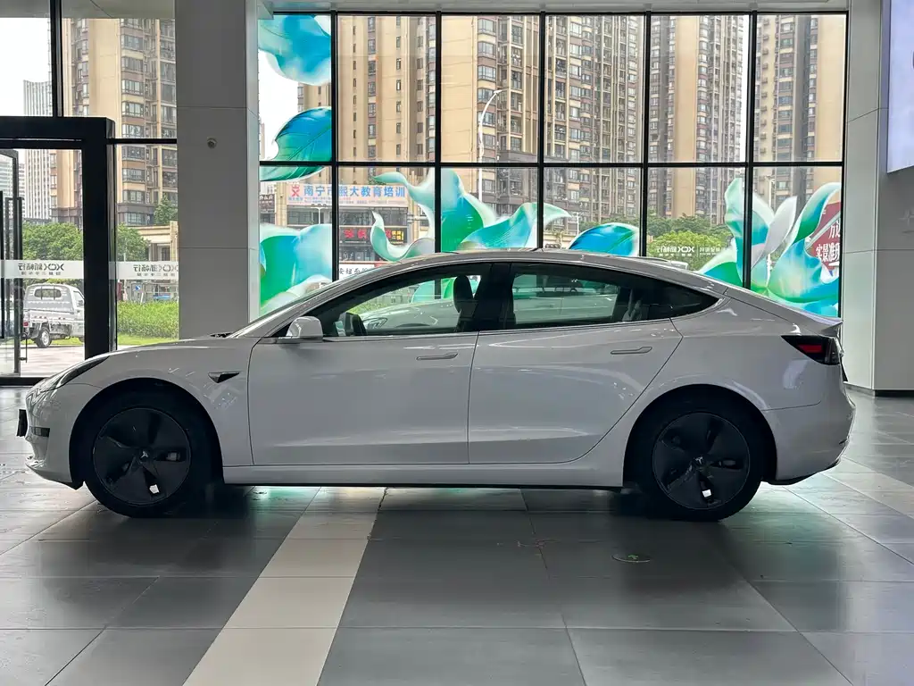 Tesla Model 3 — фото 7