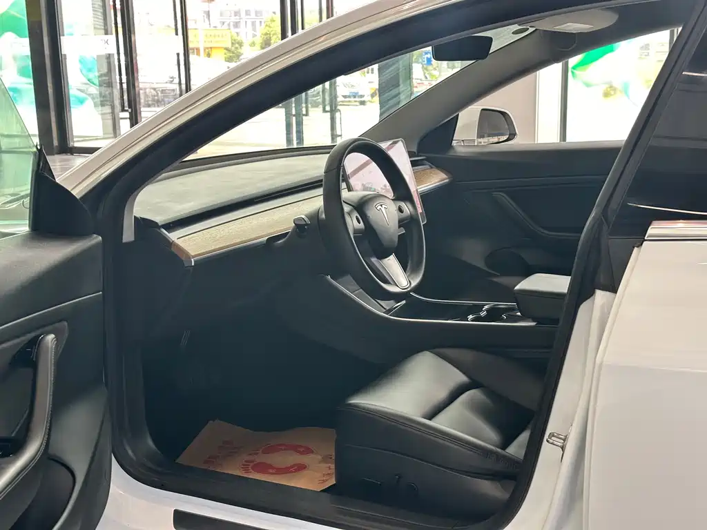 Tesla Model 3 — фото 8