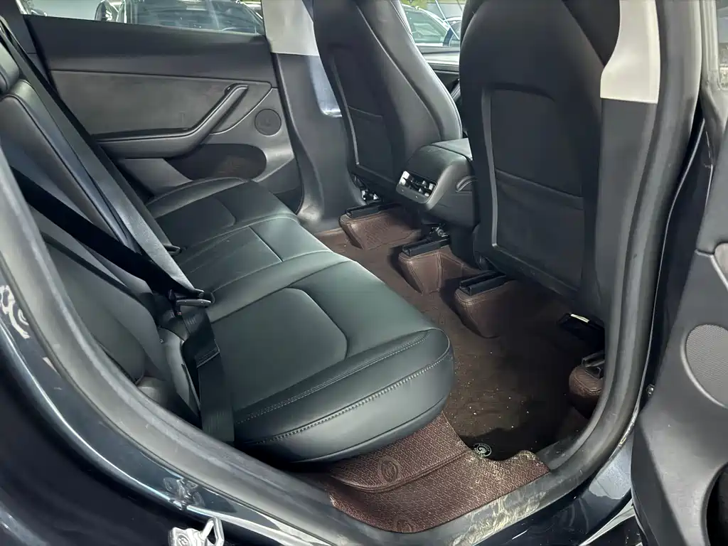 Tesla Model Y — фото 11