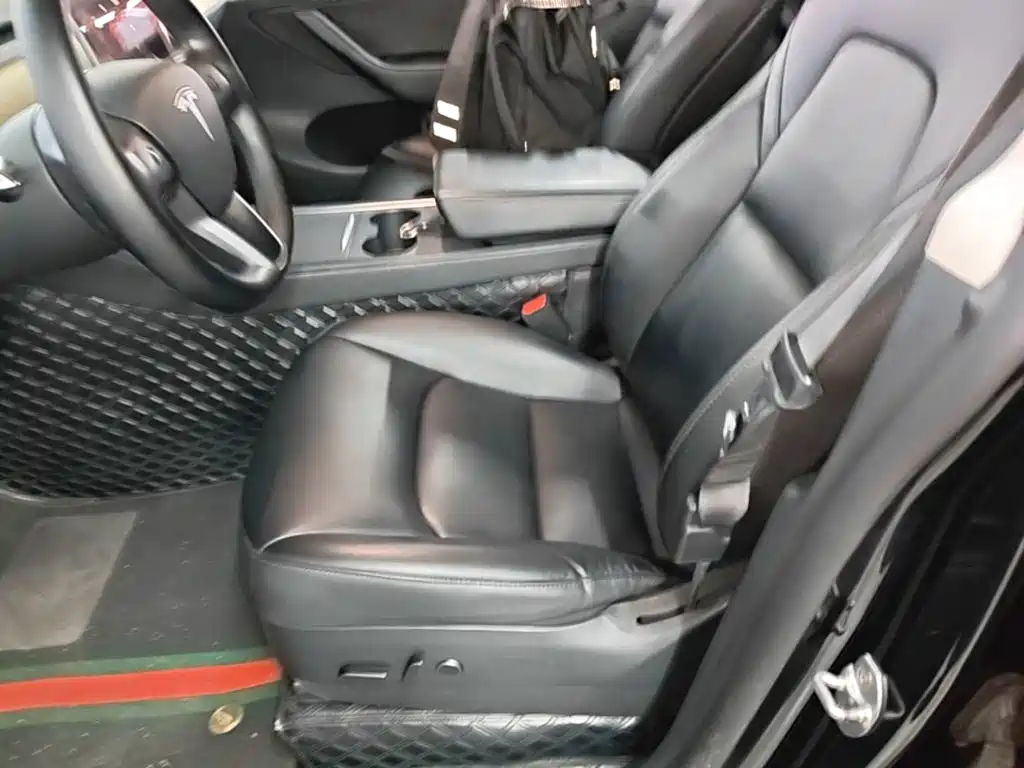 Tesla Model Y — фото 15