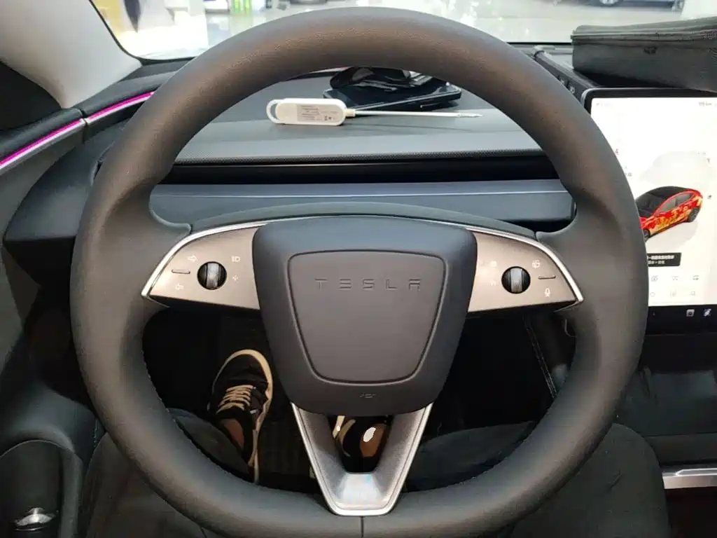 Tesla Model 3 — фото 11