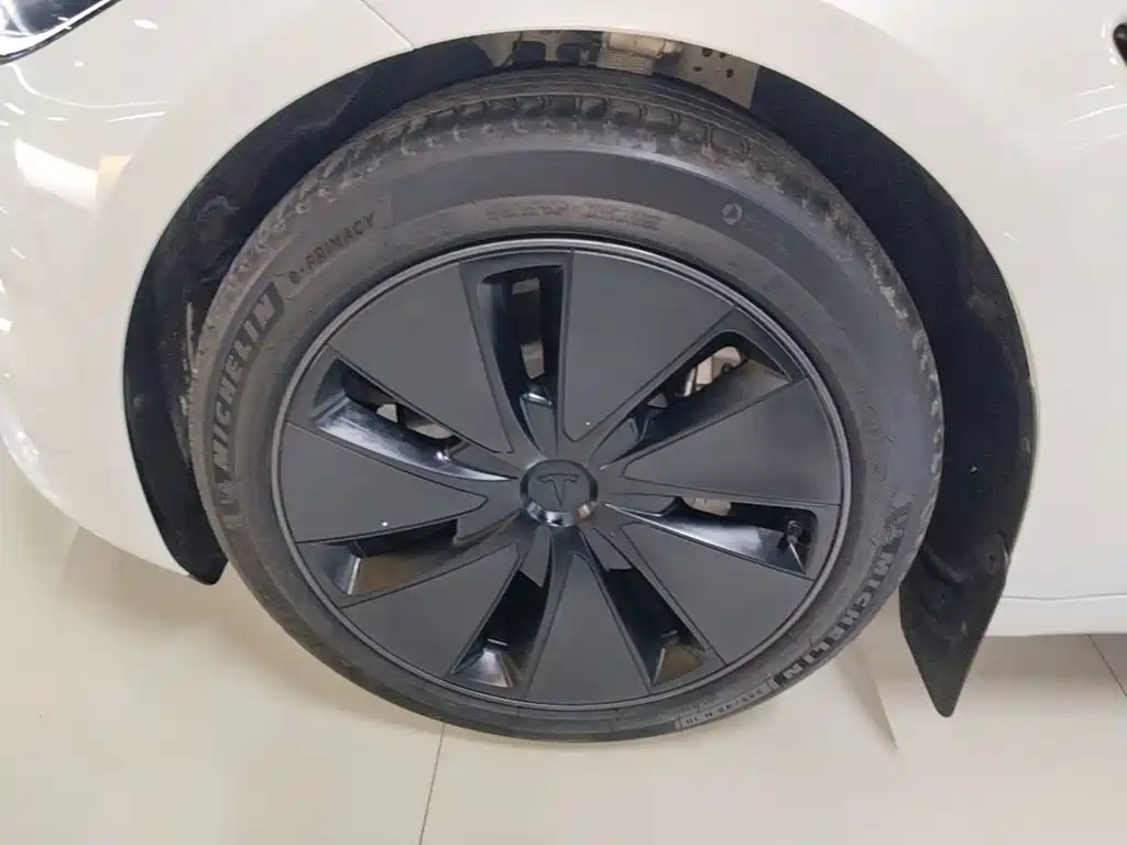 Tesla Model 3 — фото 23