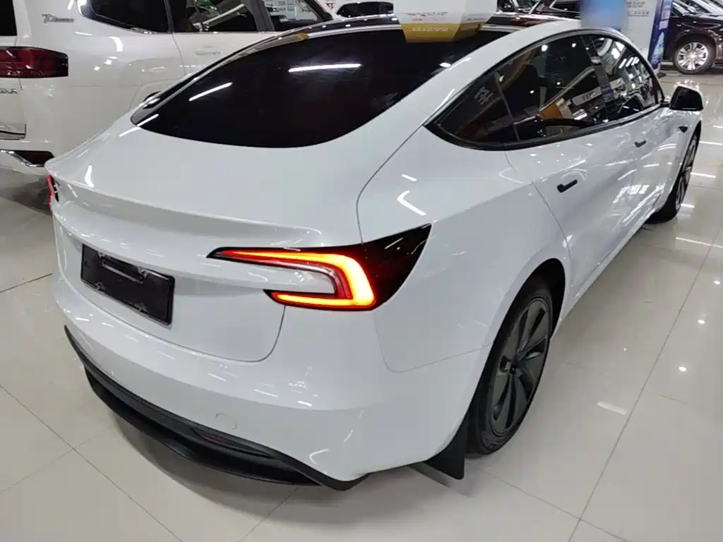 Tesla Model 3 — фото 7