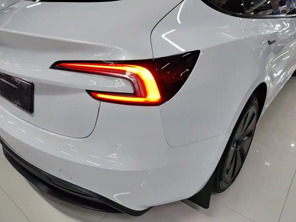 Tesla Model 3 — фото 8