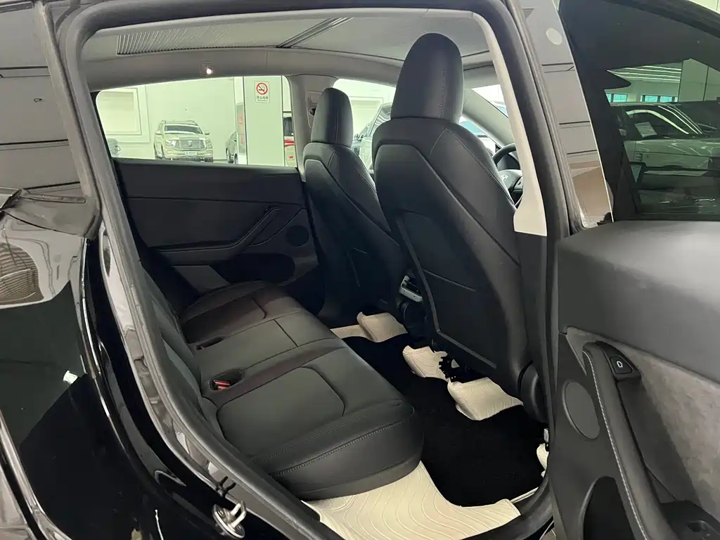 Tesla Model Y — фото 13