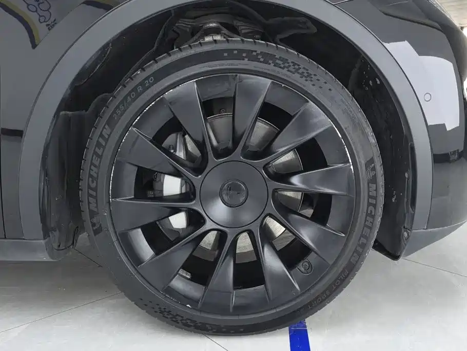 Tesla Model Y — фото 6