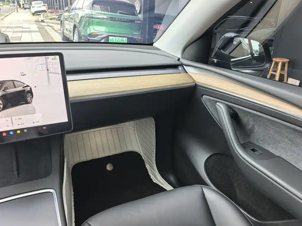 Tesla Model Y — фото 15