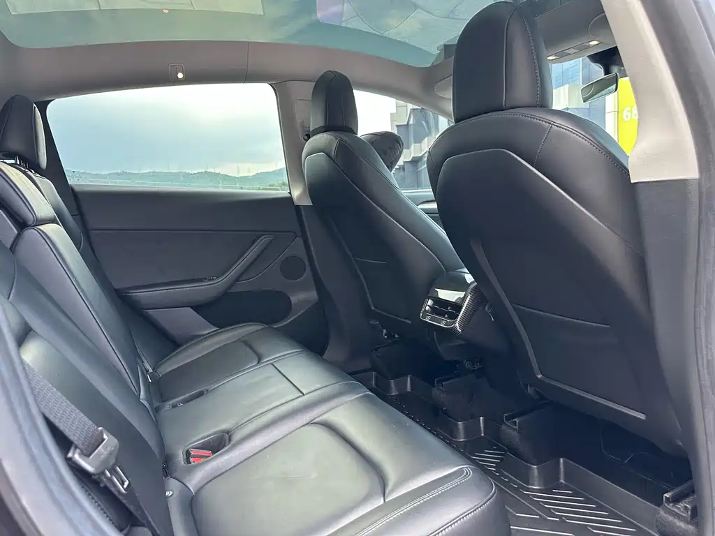 Tesla Model Y — фото 11