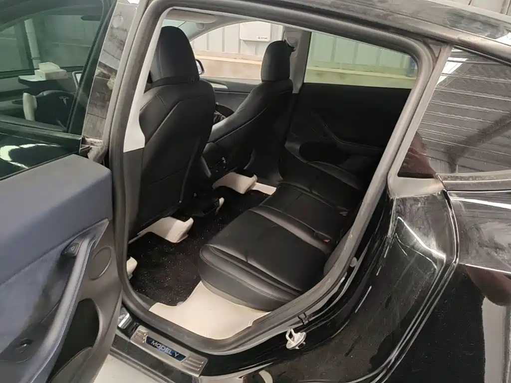 Tesla Model Y — фото 17