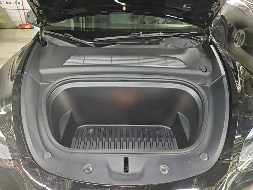 Tesla Model Y — фото 20
