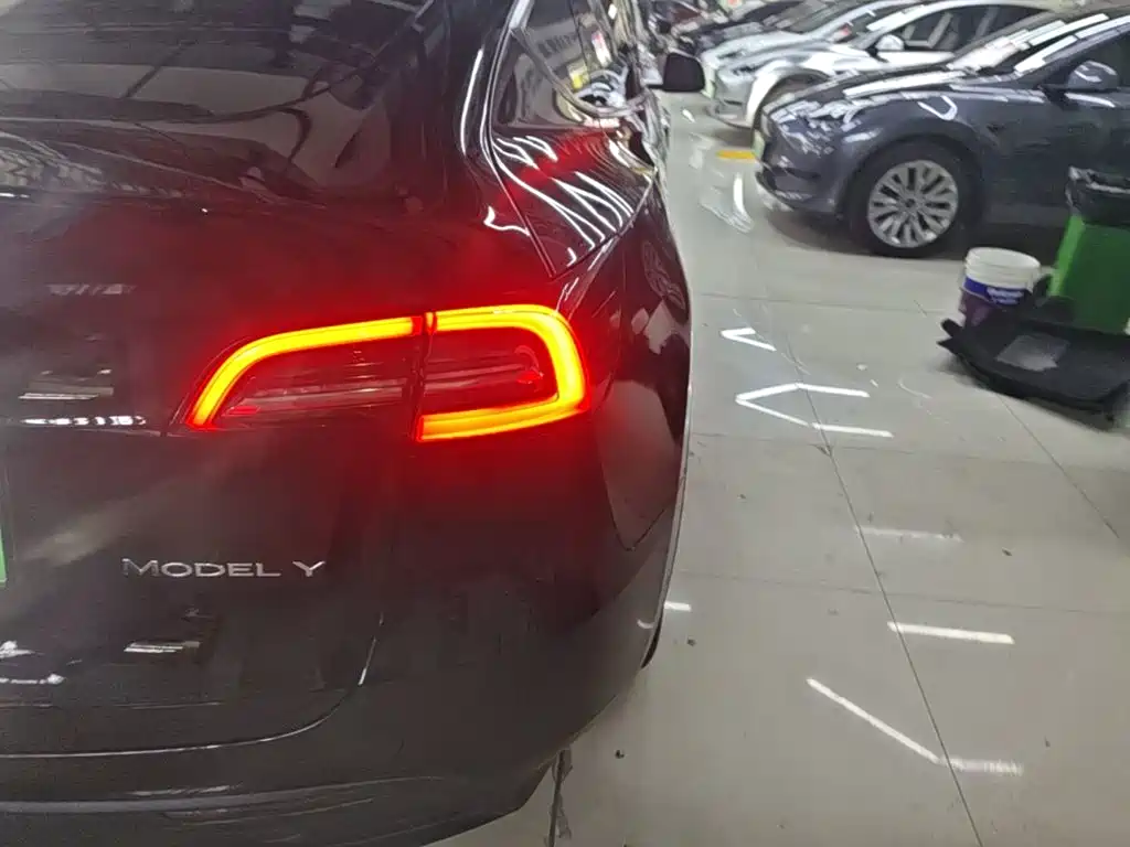 Tesla Model Y — фото 8