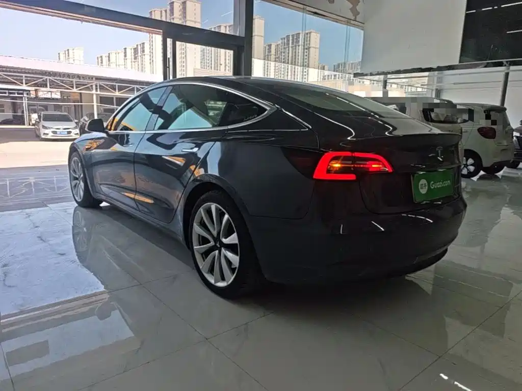 Tesla Model 3 — фото 5
