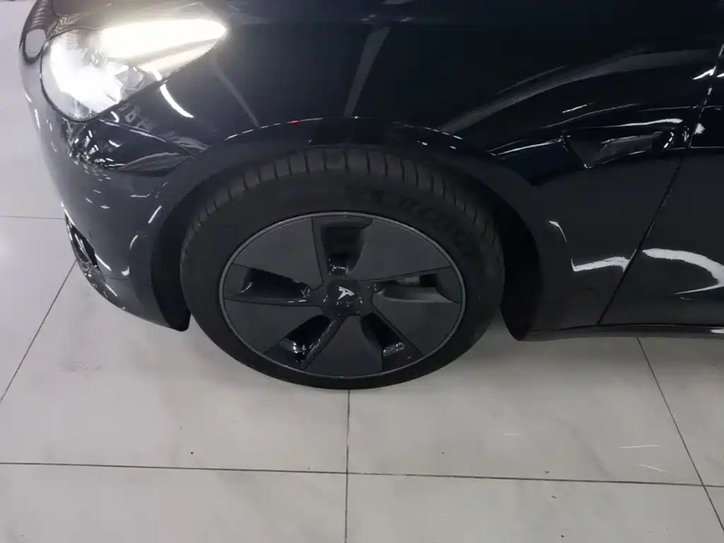 Tesla Model 3 — фото 23