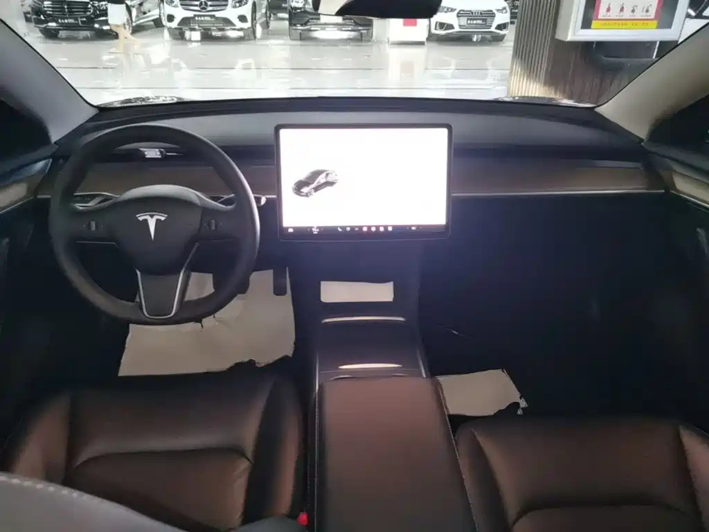 Tesla Model 3 — фото 10