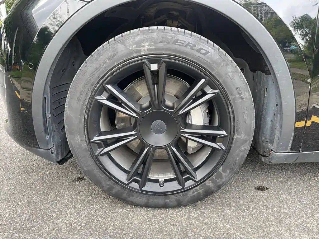Tesla Model Y — фото 10