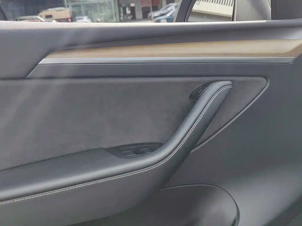 Tesla Model Y — фото 17
