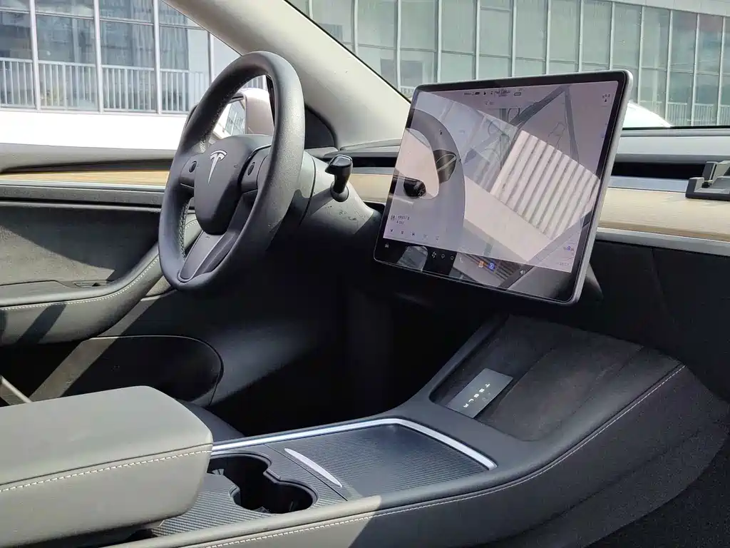 Tesla Model Y — фото 8