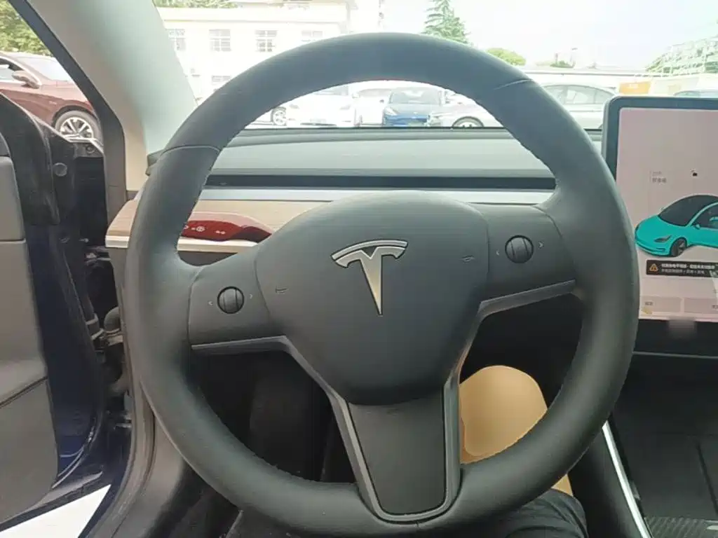 Tesla Model 3 — фото 11