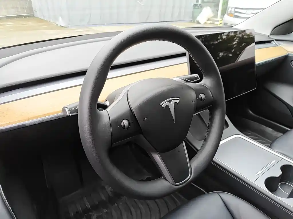 Tesla Model 3 — фото 11