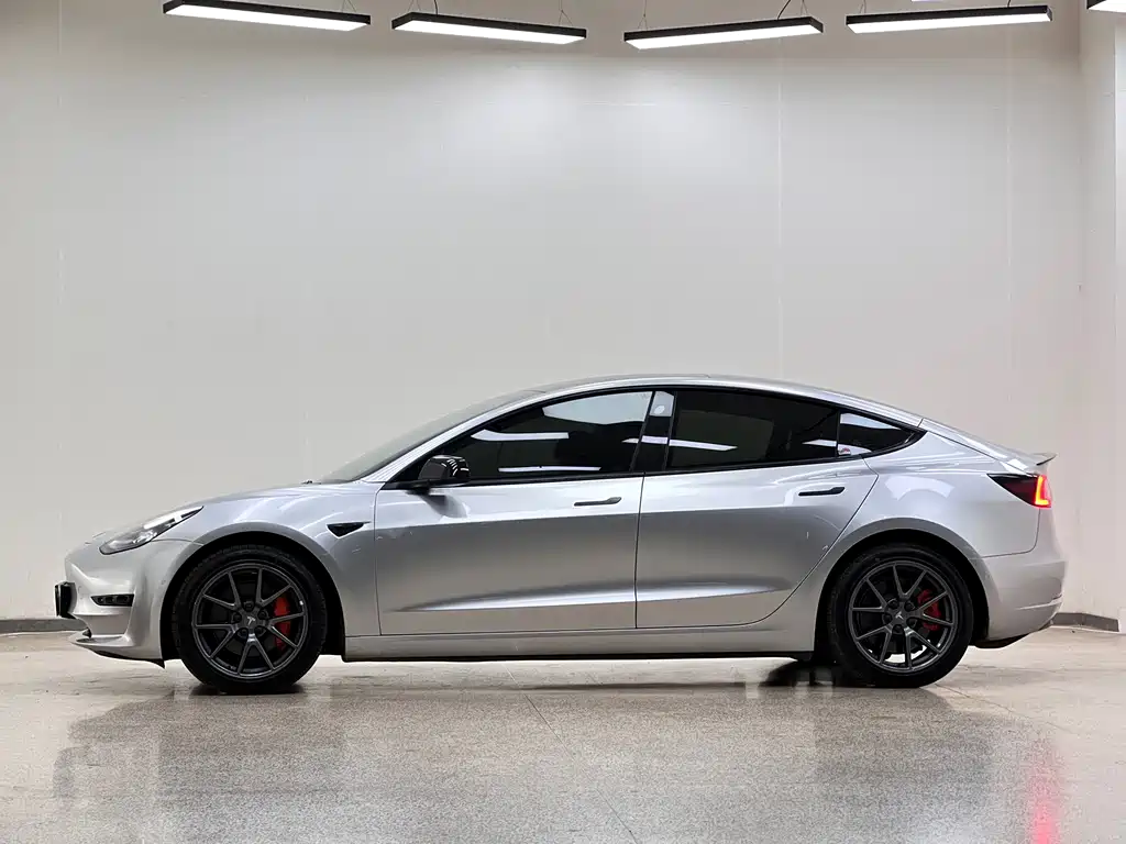 Tesla Model 3 — фото 4