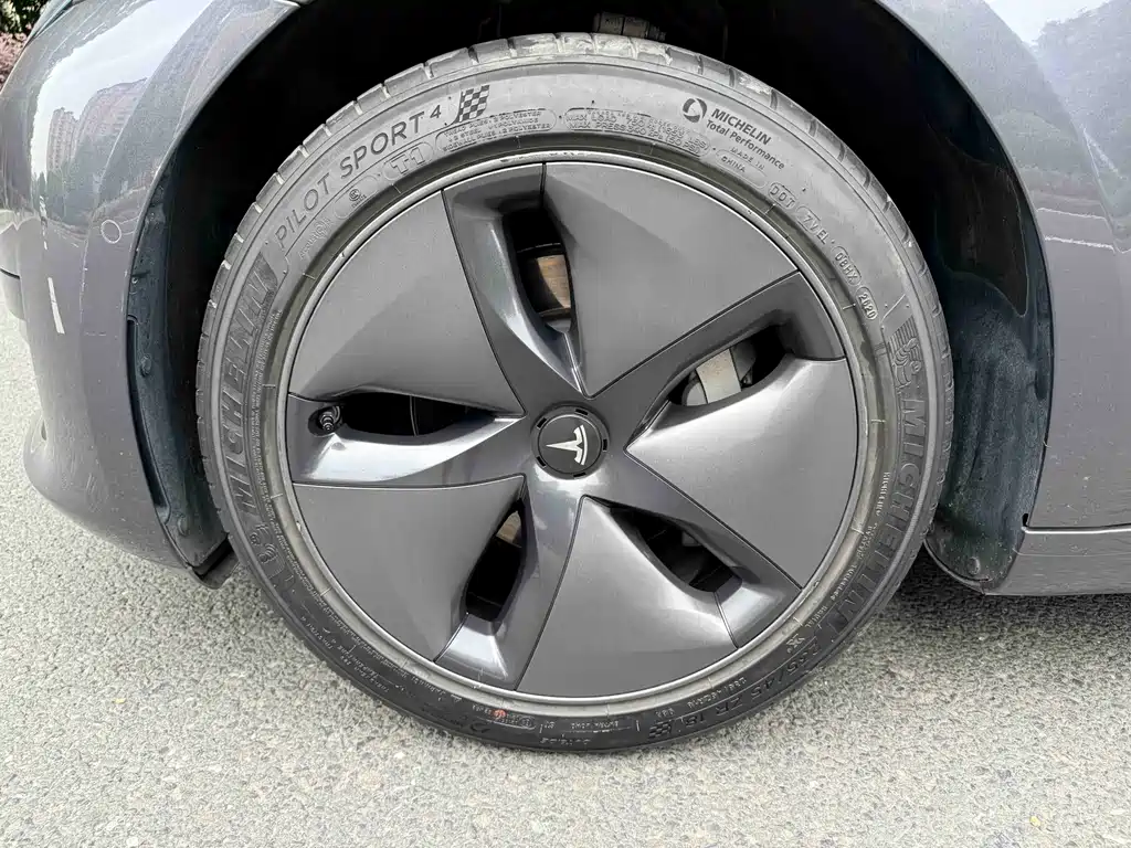 Tesla Model 3 — фото 4