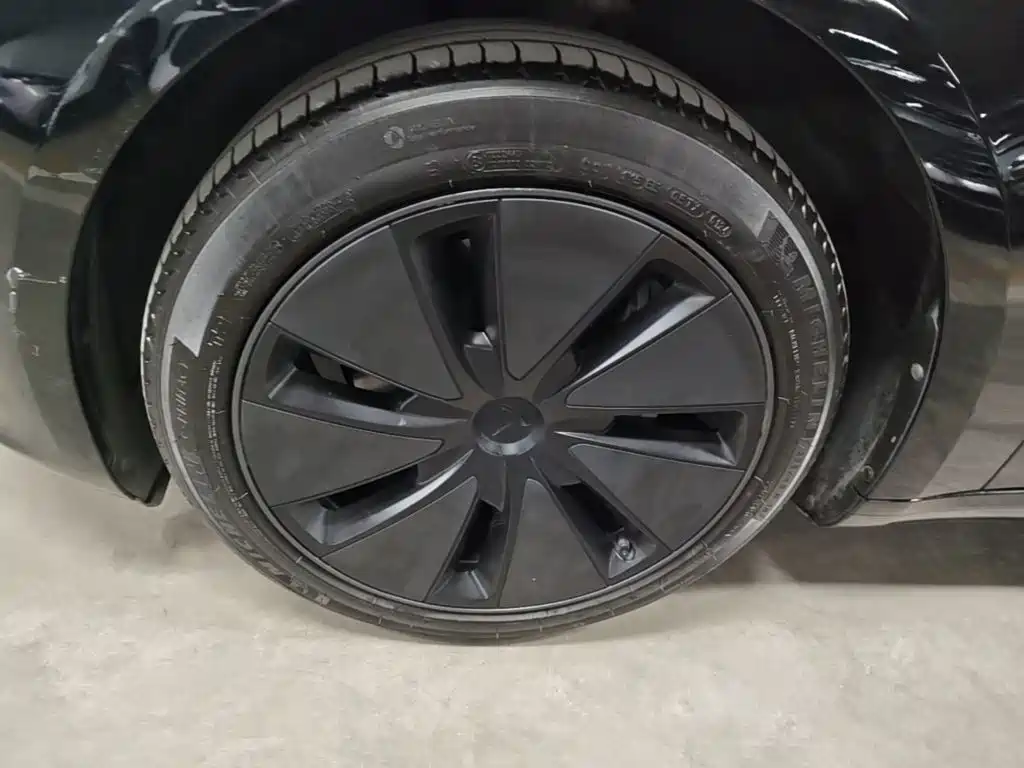 Tesla Model 3 — фото 23
