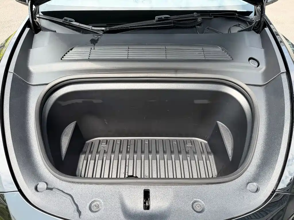 Tesla Model Y — фото 14