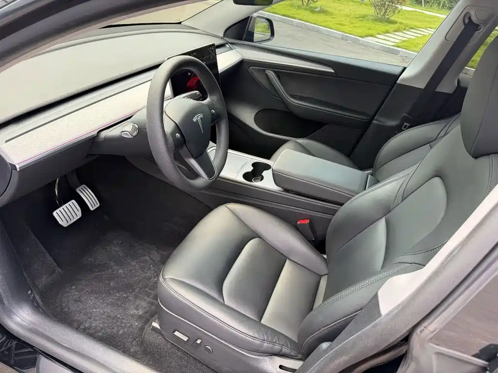 Tesla Model Y — фото 10