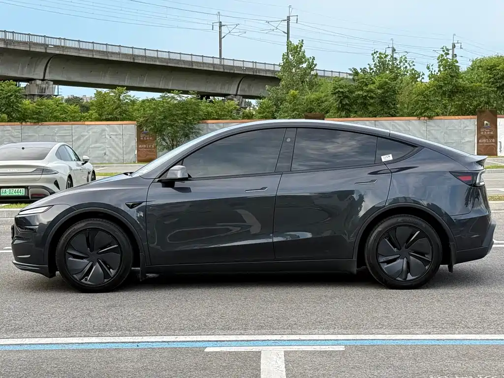 Tesla Model Y — фото 5