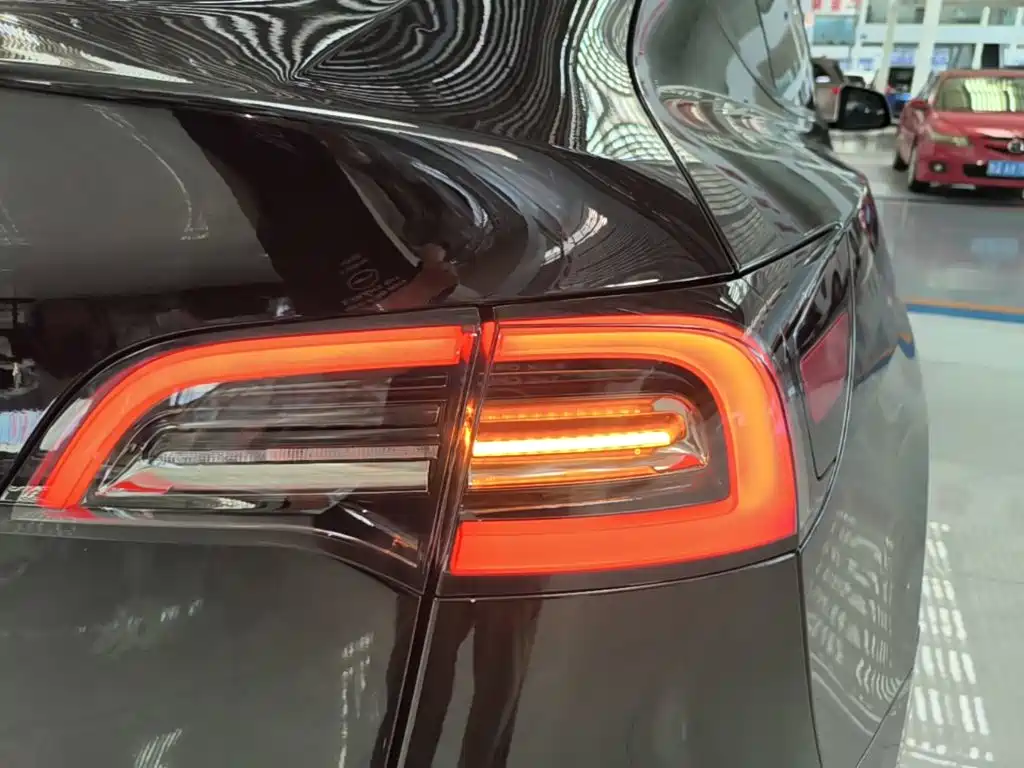 Tesla Model Y — фото 8