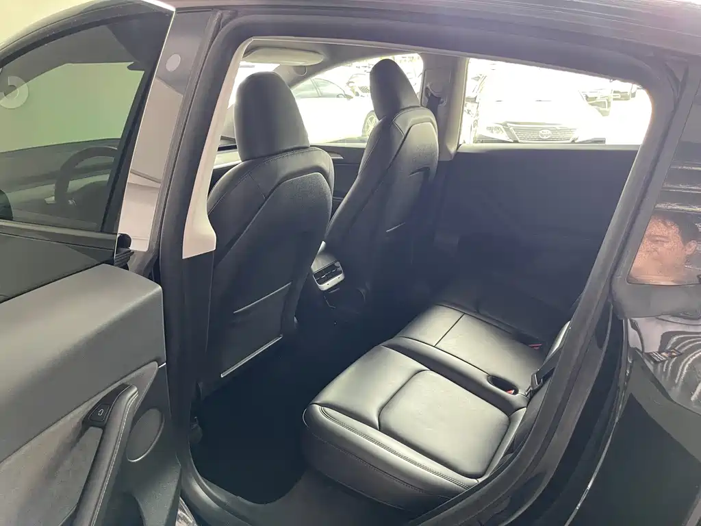 Tesla Model Y — фото 17