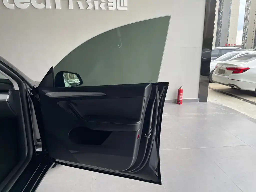 Tesla Model Y — фото 24