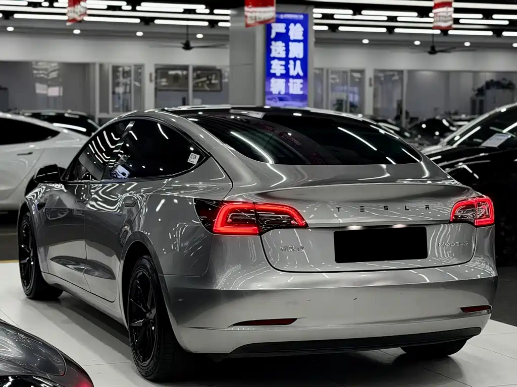 Tesla Model 3 — фото 4