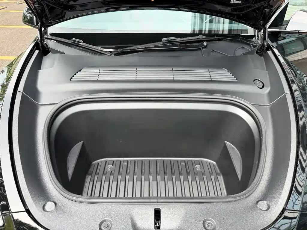 Tesla Model Y — фото 14