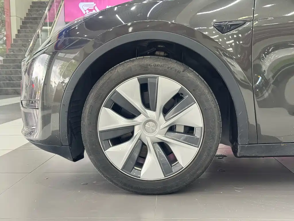 Tesla Model Y — фото 10