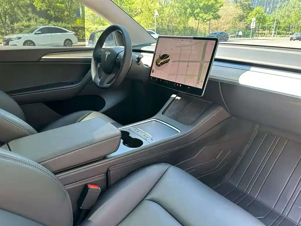 Tesla Model Y — фото 10